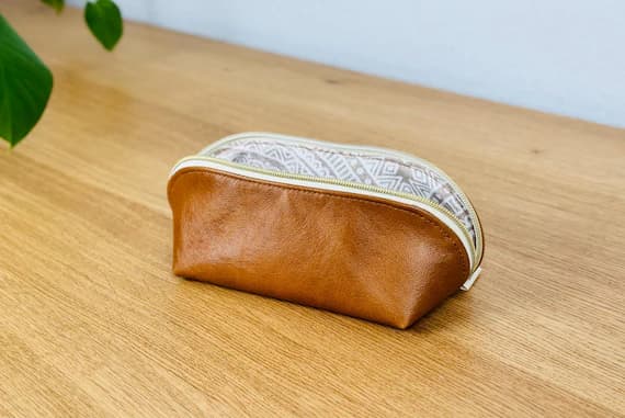 Handgefertigtes Lederetui aus braunem Echtleder